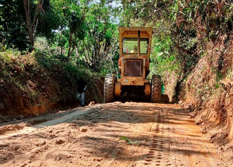 Avanzan trabajos de infraestructura vial en cantón El Durazno y colonia Tequendama, en Ahuachapán
