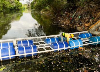 Inician instalación de Ríobardas para reducir la contaminación en ríos y playas de El Salvador