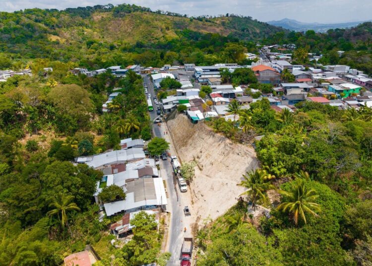 Gobierno de El Salvador refuerza infraestructura vial para mitigar riesgos climáticos en ruta Panorámica