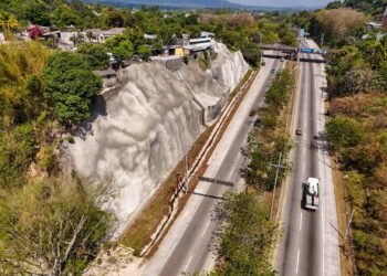Obras Públicas mejora estabilidad de carreteras con inversión millonaria en taludes