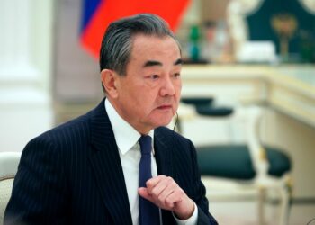 Las relaciones de China con Rusia están fortalecidas, confirma Canciller Wang Yi