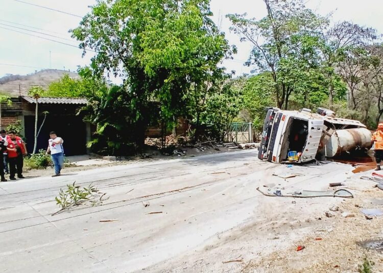 Bus varado causa vuelco de camión en carretera a Metapán