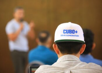 Experto en IA destaca a El Salvador como líder en educación de Bitcoin, IA y robótica