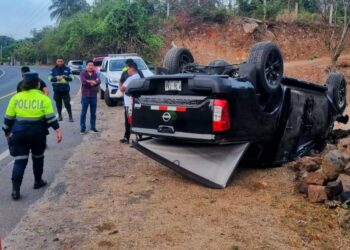 Dos personas resultan con lesiones leves tras accidente en el km 50 de Santa Ana