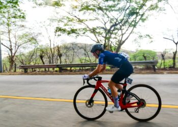Ciclistas se acercan a la meta tras recorrer 94 km en jornada intensa por el occidente del país