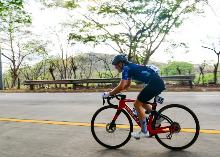Ciclistas se acercan a la meta tras recorrer 94 km en jornada intensa por el occidente del país