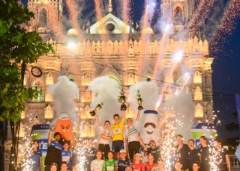 Santa Ana celebra con fuegos artificiales a las ganadoras de la Etapa IV del Tour El Salvador 2025