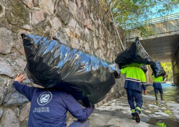 Realizan limpieza masiva de drenajes y ríos en San Salvador