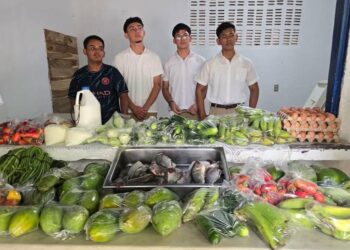 Estudiantes del INU venden productos agrícolas y acuícolas en nuevo mercado educativo