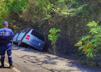 Camioneta choca contra poste en San Juan Talpa tras sufrir desperfectos mecánicos