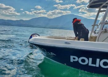 Politur auxilia a turistas tras volcadura de moto acuática en el lago de Coatepeque