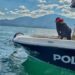 Politur auxilia a turistas tras volcadura de moto acuática en el lago de Coatepeque