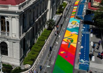 Mega alfombra sacra de 600 metros resalta arte, fe y tradición en la capital salvadoreña