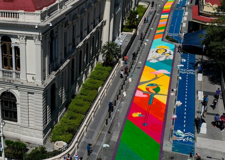 Mega alfombra sacra de 600 metros resalta arte, fe y tradición en la capital salvadoreña