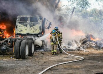 Fuego consume varios vehículos, pero sin lesionados en siniestro de colonia Panamá II