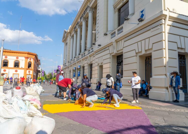 Color, cultura y fe: 600 metros de devoción en la mega alfombra de Semana Santa