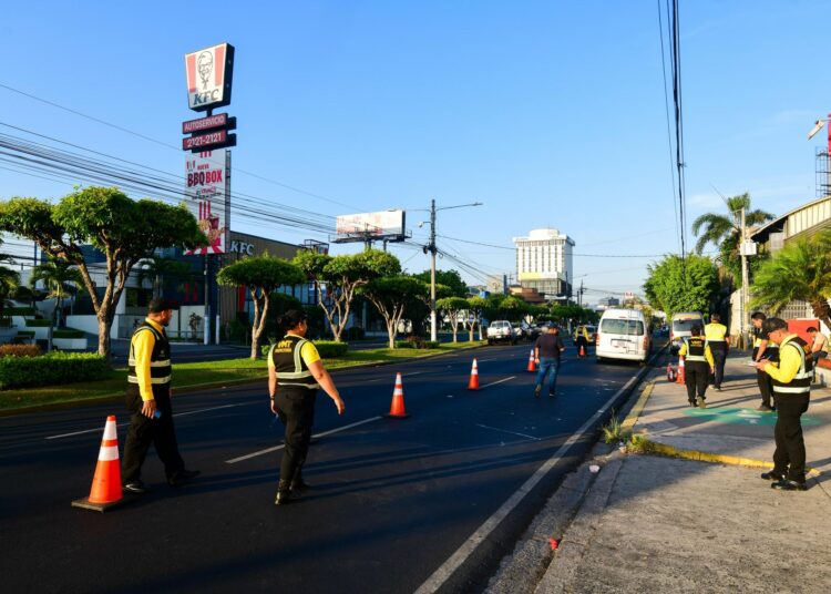 Supervisan puntos viales y entregan implementos de seguridad con apoyo de FONAT