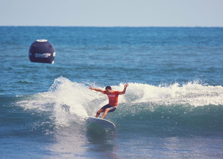 Surf City abre el segundo torneo de surf del año con más de 140 atletas internacionales