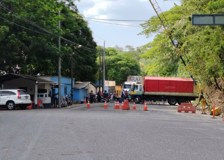 Paso restringido en frontera Anguiatú por protestas en Guatemala
