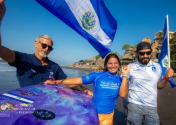 Sindy Portillo avanza a segunda ronda en el Surf City El Salvador ISA World Longboard Championship