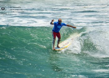 Amado de Jesús Alvarado sigue en carrera en el Surf City El Salvador ISA World Longboard Championship