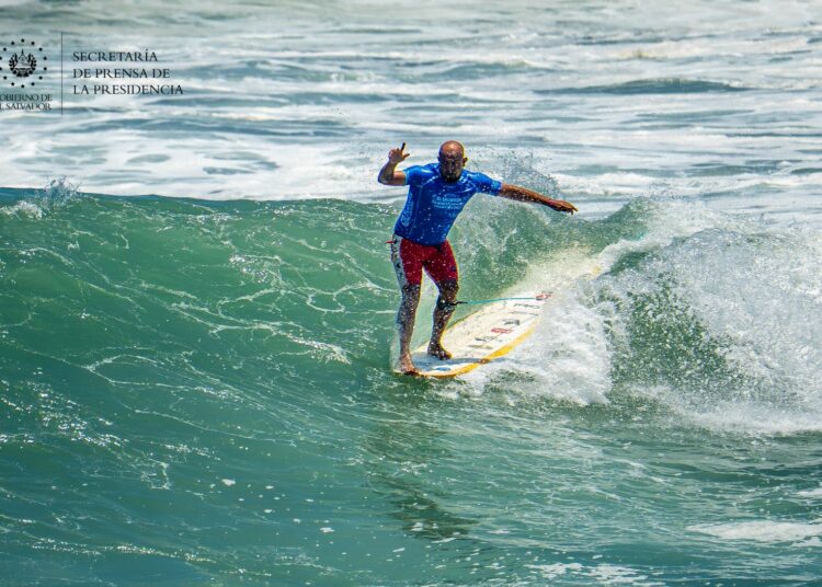 Amado de Jesús Alvarado sigue en carrera en el Surf City El Salvador ISA World Longboard Championship