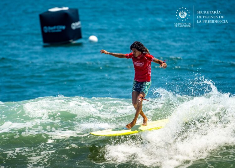 Henry Salinas gana su heat y avanza a la tercera ronda en el Mundial de Longboard