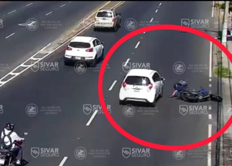 Invasión de carril provoca accidente en San Salvador