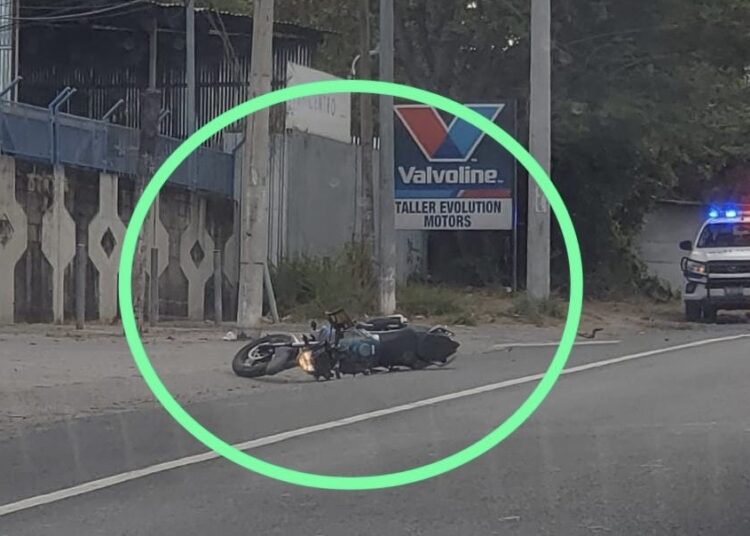 Mujer motociclista hace maniobra imprudente y colisiona con coaster de la ruta 140