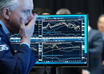 Se desploman los mercados bursátiles tras anuncio de aranceles de Trump