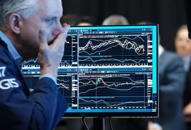 Se desploman los mercados bursátiles tras anuncio de aranceles de Trump