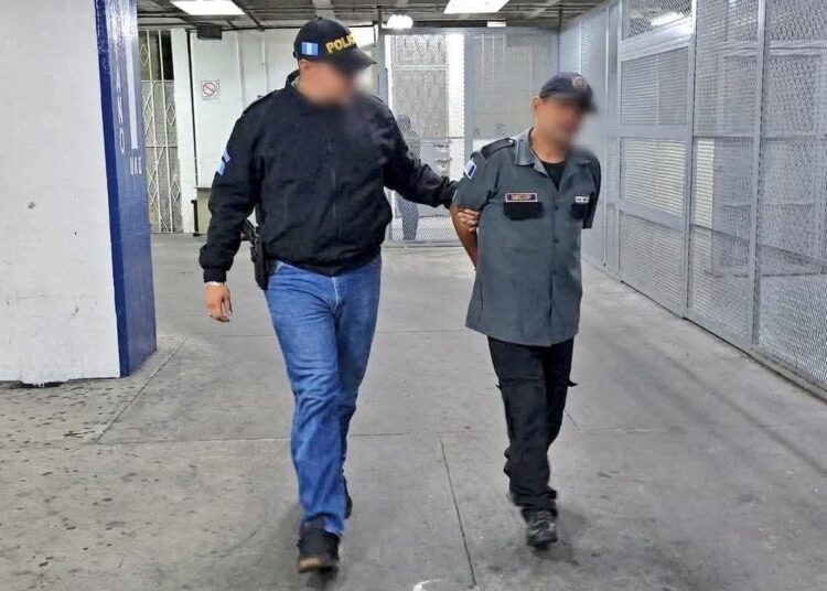 Cae vigilante privado ebrio en Guatemala; ha sido detenido más de 40 veces por ese delito