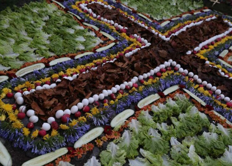 Familia mantiene viva una tradición que fusiona devoción y creatividad en Semana Santa.