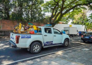 Retiran obstáculos en calles para garantizar el libre tránsito y sancionar parqueos ilegales