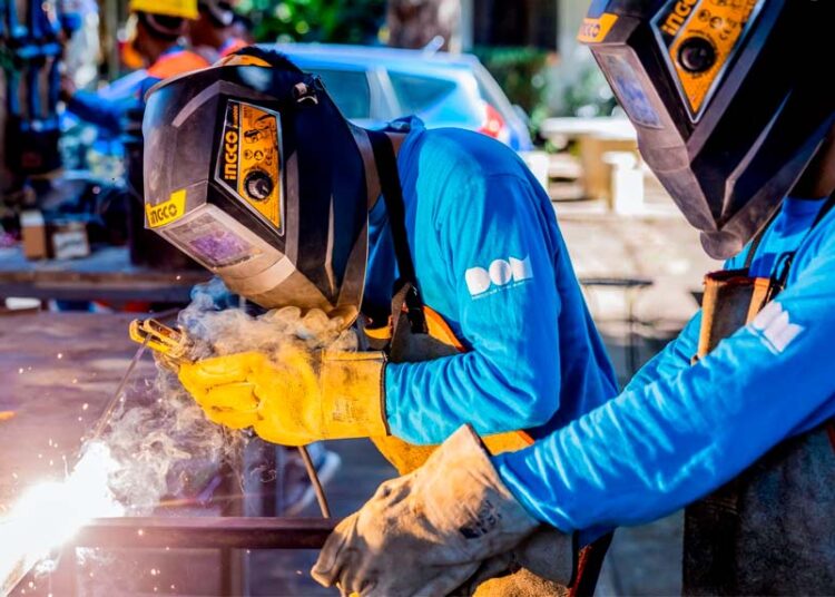 DOM gradúa a 400 profesionales de la construcción