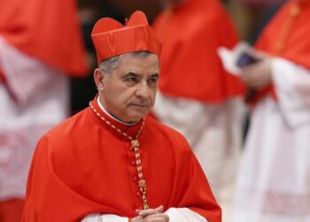 Becciu renuncia al Cónclave tras cartas del papa Francisco: “Obedezco, pero mantengo mi inocencia”