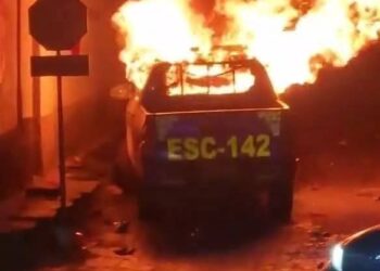 Ciudadanos enardecidos atacan a la PNC de Guatemala por secuestro de bebé