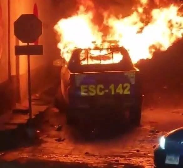 Ciudadanos enardecidos atacan a la PNC de Guatemala por secuestro de bebé