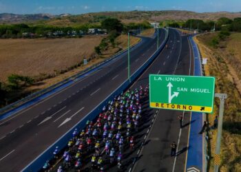 Atletas internacionales compiten en Etapa 2 del Tour El Salvador 2025 en San Miguel