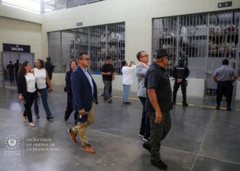 Ministro de Justicia y Paz de Costa Rica visita el CECOT para conocer estrategias de seguridad implementadas
