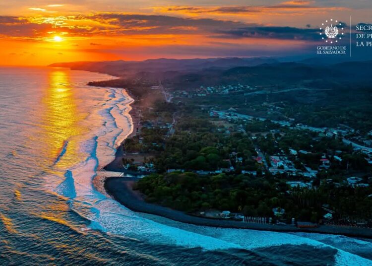 Gobierno reafirma liderazgo regional en surf con evento internacional y espectáculo cultural