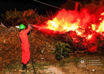 Bomberos sofocan incendio en predio baldío de Ayutuxtepeque, en San Salvador