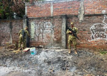 Fuerza Armada borra grafitis de pandilla en San Miguel