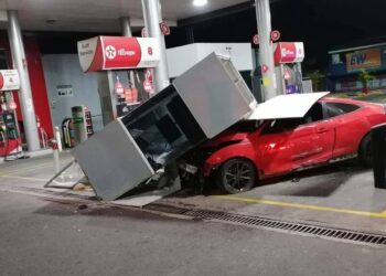 Dos lesionados de gravedad y gasolinera destruida tras accidente, en San Salvador