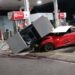Dos lesionados de gravedad y gasolinera destruida tras accidente, en San Salvador