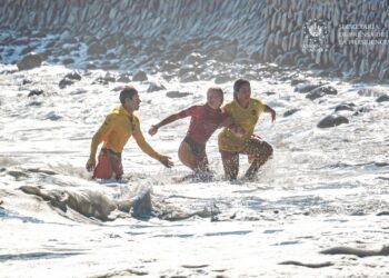 Guardavidas garantizan seguridad de atletas ante fuerte oleaje en El Sunzal
