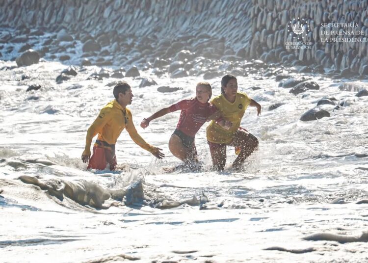 Guardavidas garantizan seguridad de atletas ante fuerte oleaje en El Sunzal