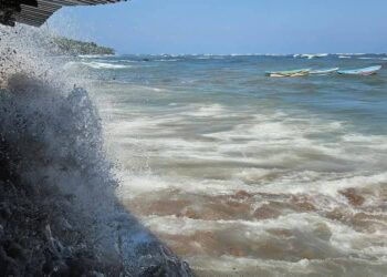 MARN pide precaución ante mareas vivas y oleaje incrementado en la costa salvadoreña