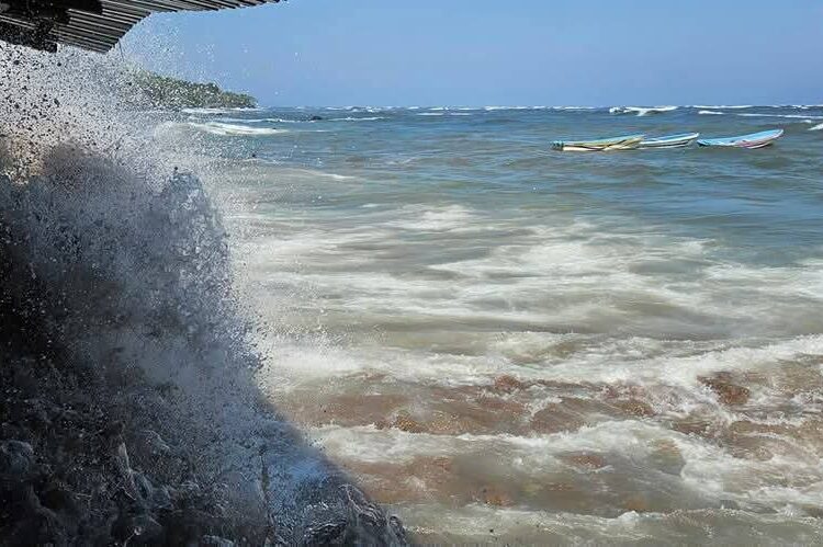 MARN pide precaución ante mareas vivas y oleaje incrementado en la costa salvadoreña