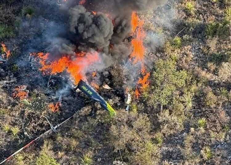 Cae helicóptero durante combate de incendio forestal en Sierra de Arteaga, Coahuila